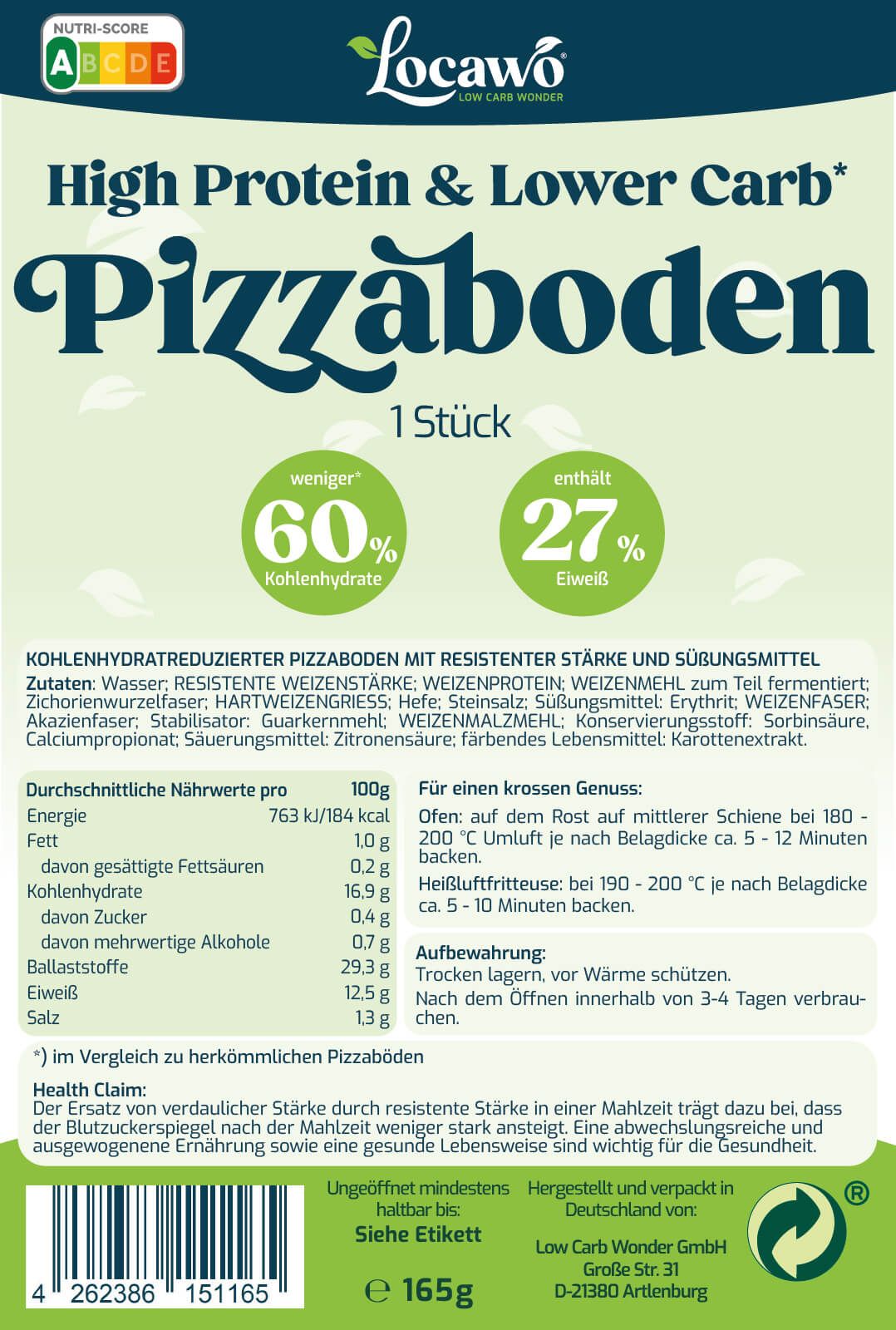 Fertige Pizza Margherita mit Tomaten, Mozzarella und Basilikum auf einem Holzbrett.