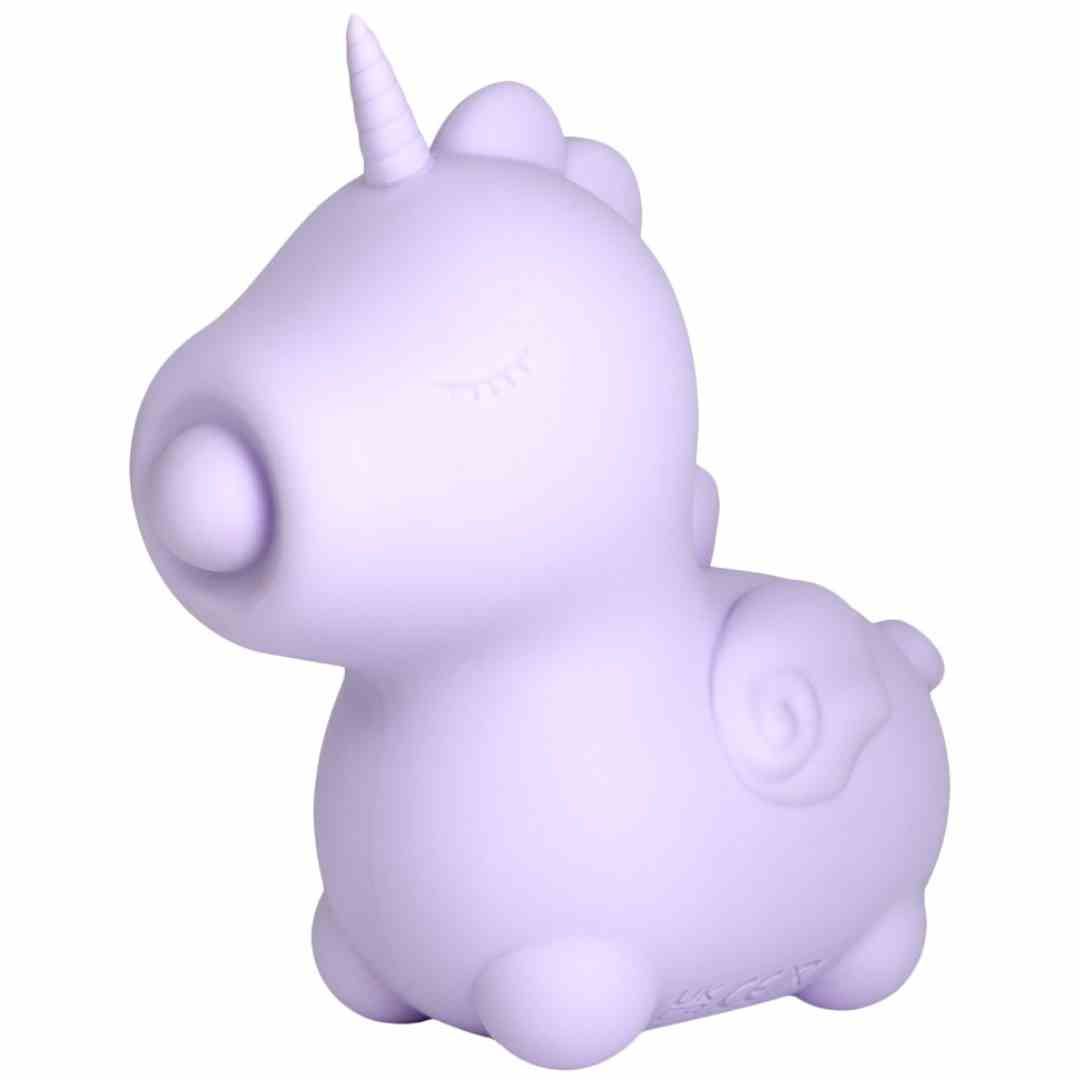 Lila-farbener Auflegevibrator in Einhornform. Mit Horn, geschlossenen Augen und Flügel-Details. Aus weichem Material.