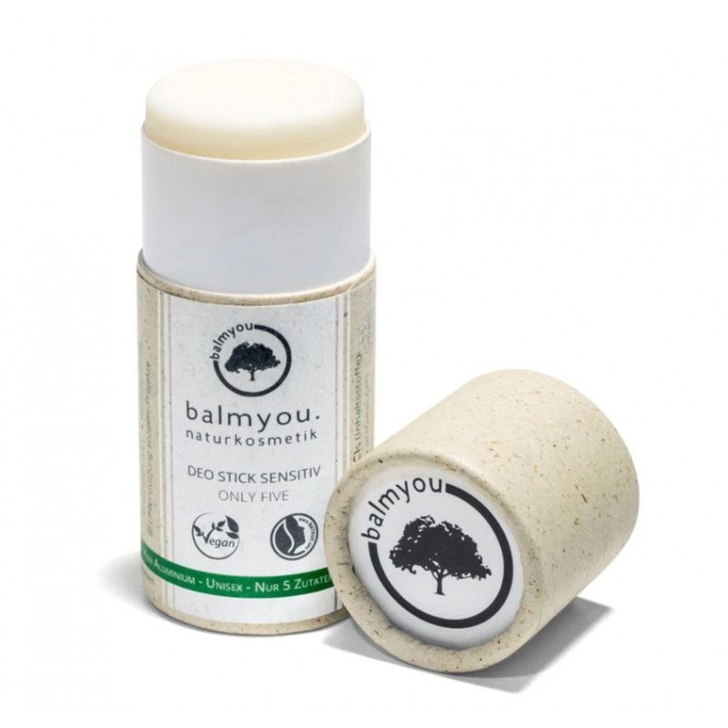 Deo Stick Sensitiv, teilweise aus Verpackung. Label mit Logo, Text und Vegan-Siegel. Deckel daneben.