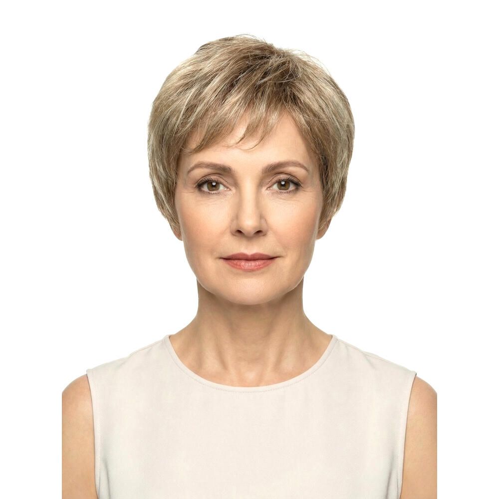 Kurzhaarperücke in Blondtönen. Frontale Ansicht einer Frau mit der Perücke. Hellbeige Oberteil.