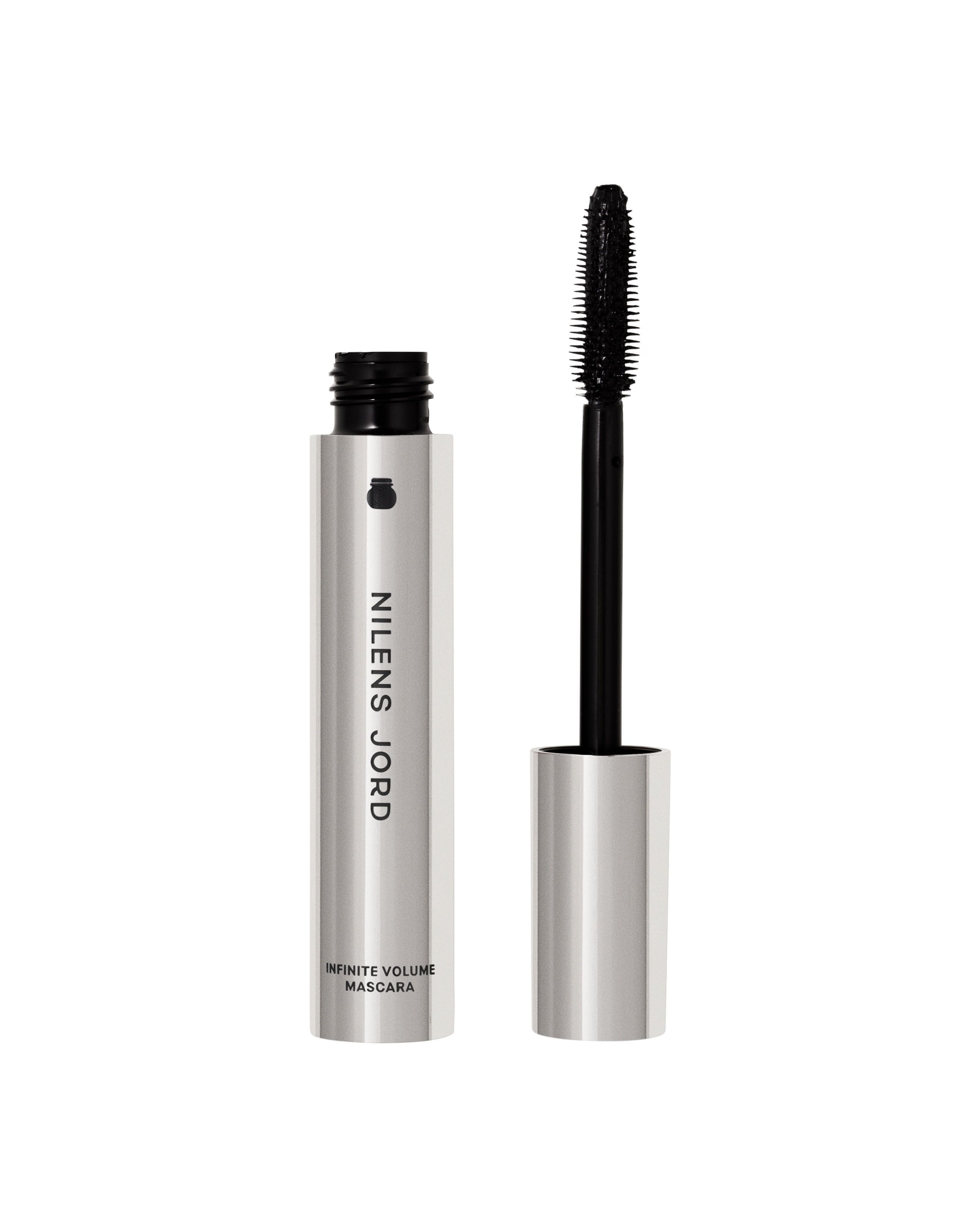 Silberne Mascara-Verpackung mit schwarzem Applikator und Bürste daneben. Beschriftung: NILENS JORD INFINITE VOLUME MASCARA.