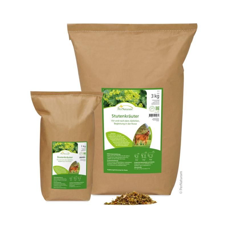 Zwei braune Papiertüten mit grünem Etikett. Aufschrift: Stutenkräuter. Daneben ein Haufen Kräuter. Rechts: 3 kg, links: 1 kg.