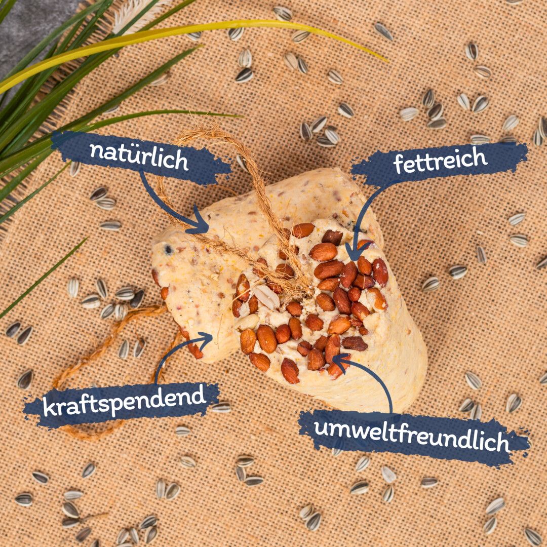 Fettriegel mit Erdnüssen auf Leinenstoff. Beschriftungen: natürlich, fettreich, kraftspendend, umweltfreundlich. Mit Aufhängung.