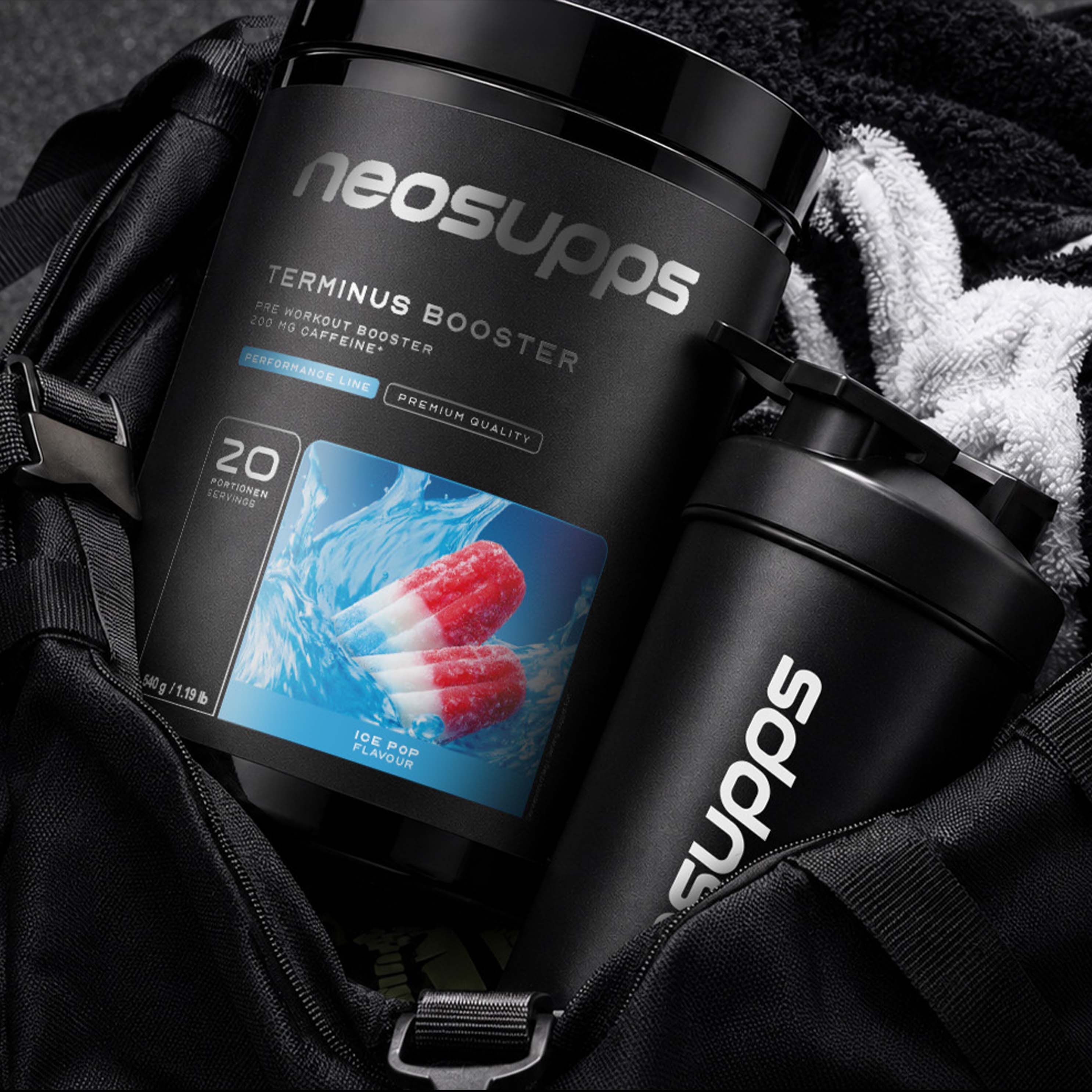 Schwarze Dose und Shaker in Sporttasche. Dose: Terminus Booster, 20 Portionen. Shaker mit Logo. Dose und Shaker auf Tasche.