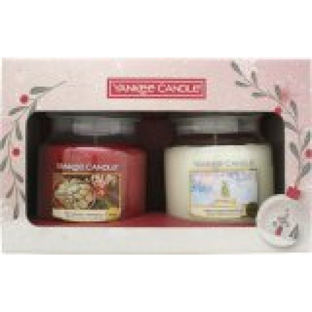 Geschenkbox mit zwei Yankee Candle Kerzen. Rote und cremefarbene Kerzen in Glasbehältern. Schneeflocken-Dekoration.