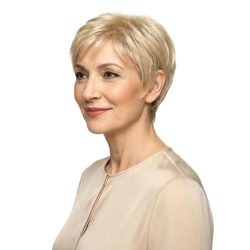 Blond gefärbte Perücke mit kurzem, gestuftem Schnitt. Die Frau trägt ein beiges Oberteil. Seitenansicht.