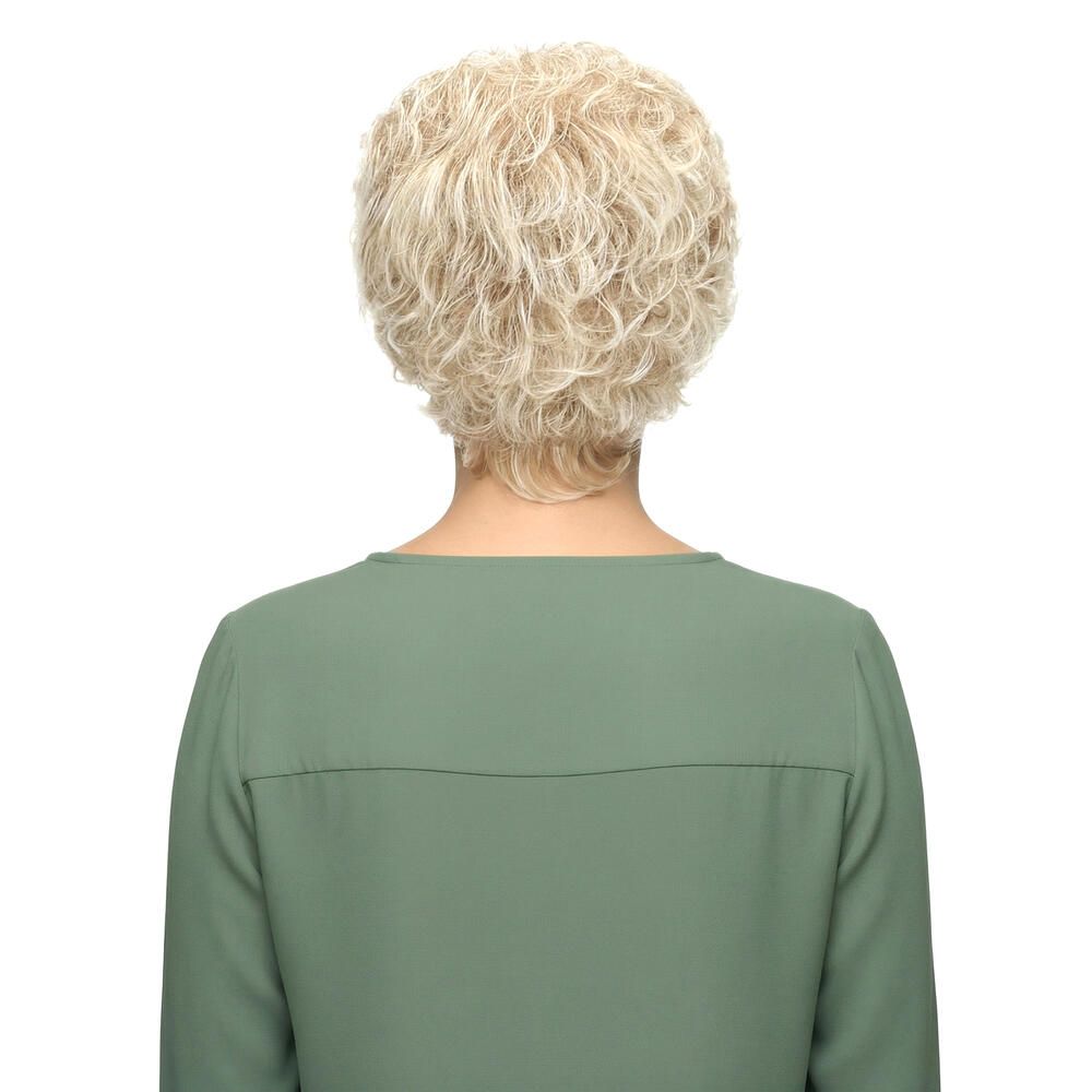 Blond gelockte Perücke, kurze Frisur. Rückansicht einer Frau mit grünem Oberteil.