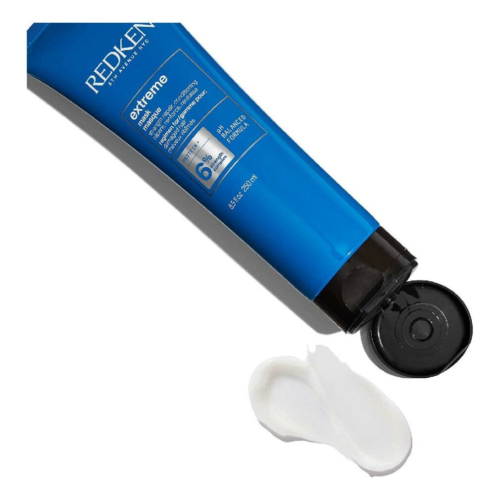 Blaue Tube mit schwarzem Deckel. Aufschrift: Redken, extreme mask. Produkt wird aus der Tube entnommen.