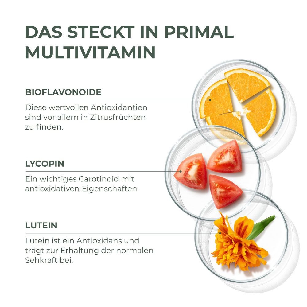 Drei Petrischalen mit Zitrusfrüchten, Tomaten und Blüte. Text: Das steckt in Primal Multivitamin.