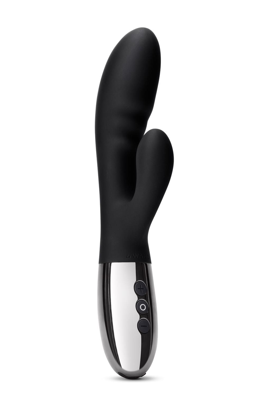 Schwarzer Vibrator mit gebogener Form und silberfarbenem Sockel. Drei Knöpfe sind sichtbar.