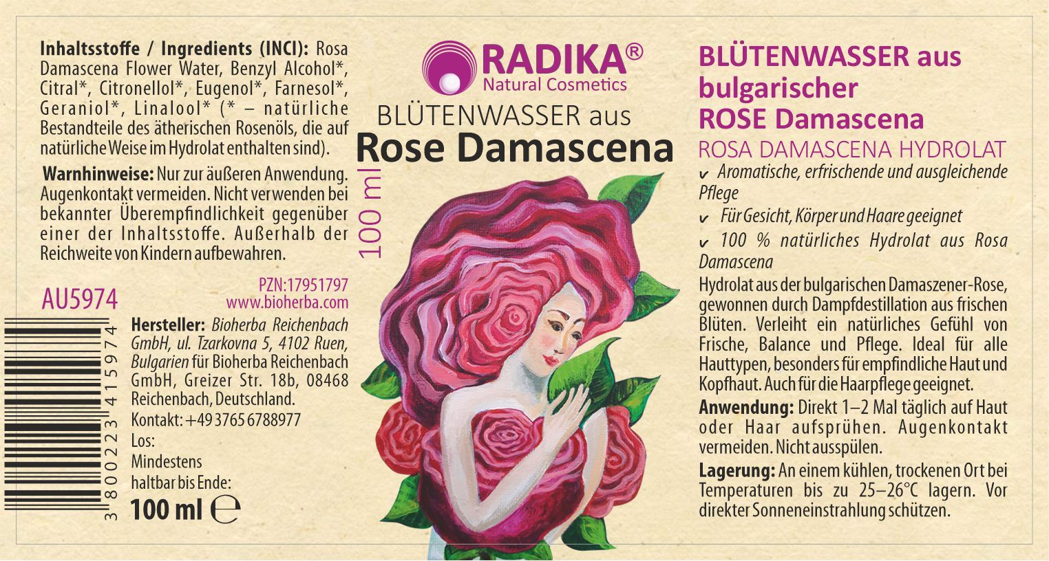 Nahaufnahme des Etiketts einer Glasflasche. Text: Blütenwasser aus Rose Damascena. Illustration einer Frau mit Rosen. Inhaltsstoffe und Herstellerangaben.