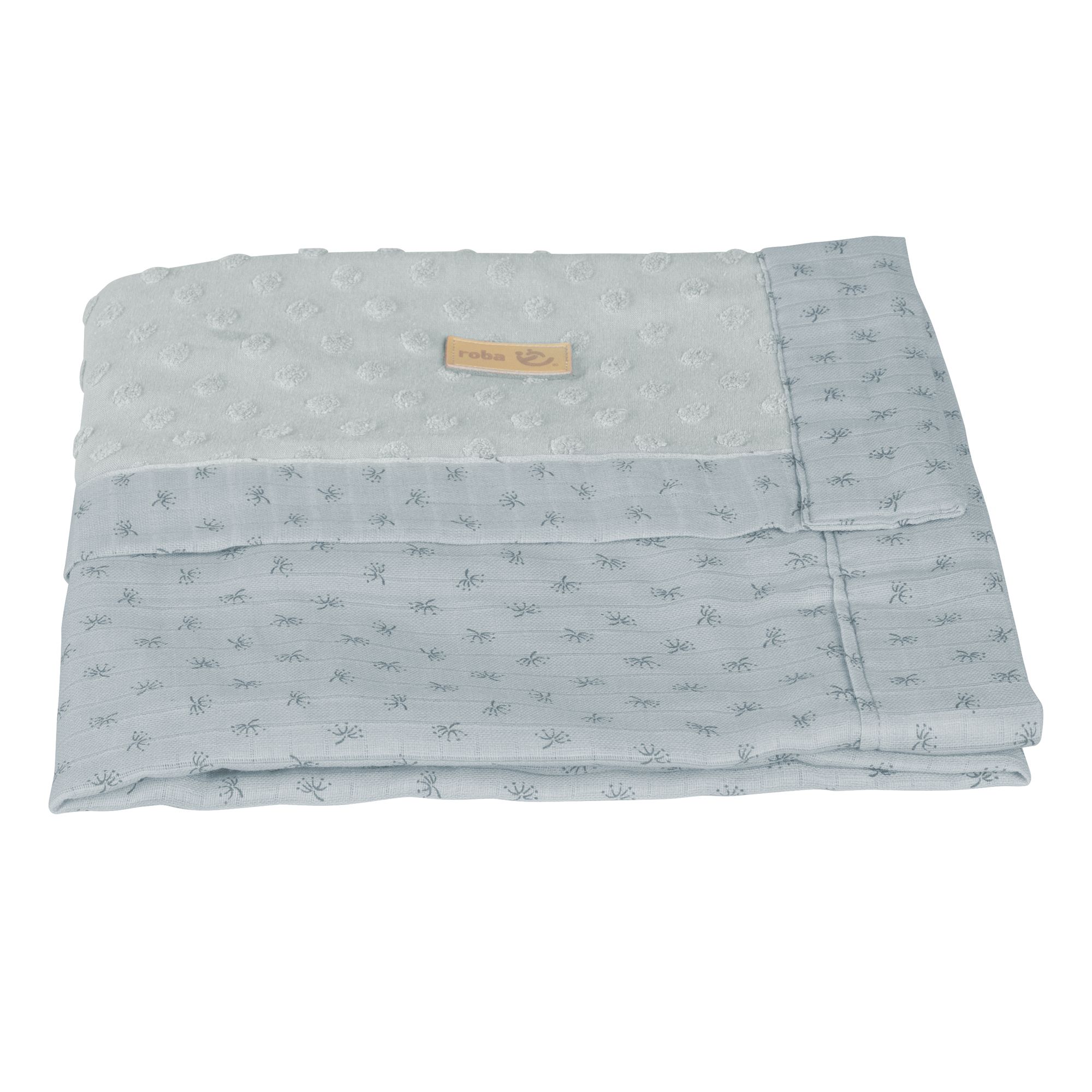 Hellblaue Babydecke mit gepunktetem Muster und Logo-Etikett.