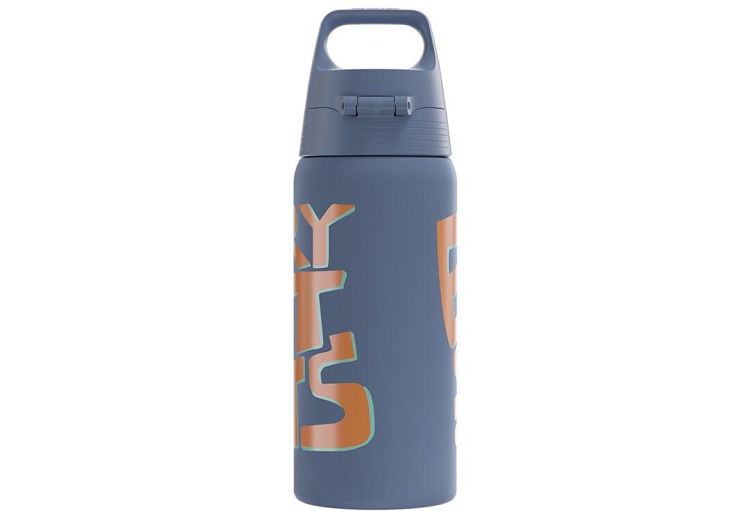 Isolierflasche mit blauem Korpus und orangefarbenem Schriftzug. Klappverschluss mit Trageschlaufe. SIGG-Logo.