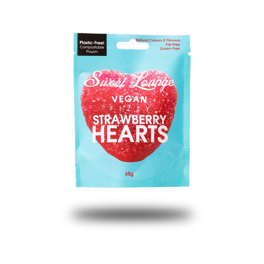 Verpackung mit Süßigkeiten. Aufschrift: Sweet Lounge, Vegan, Fizzy Strawberry Hearts. Blaue Verpackung mit rotem Herz.