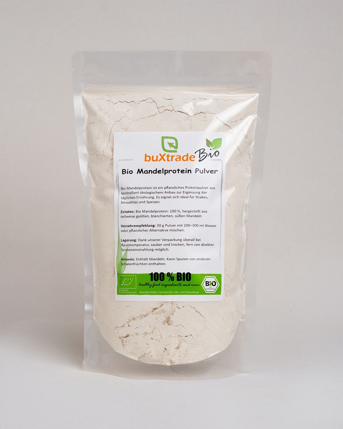 Ein Beutel buxtrade Bio Mandelprotein Pulver mit Etikett.