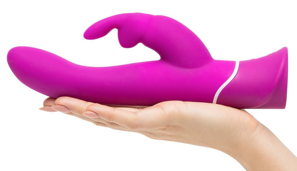 Lila Vibrator in Hand gehalten. Ergonomische Form mit Kaninchenohren-Design. Weißer Akzent am Fuß.