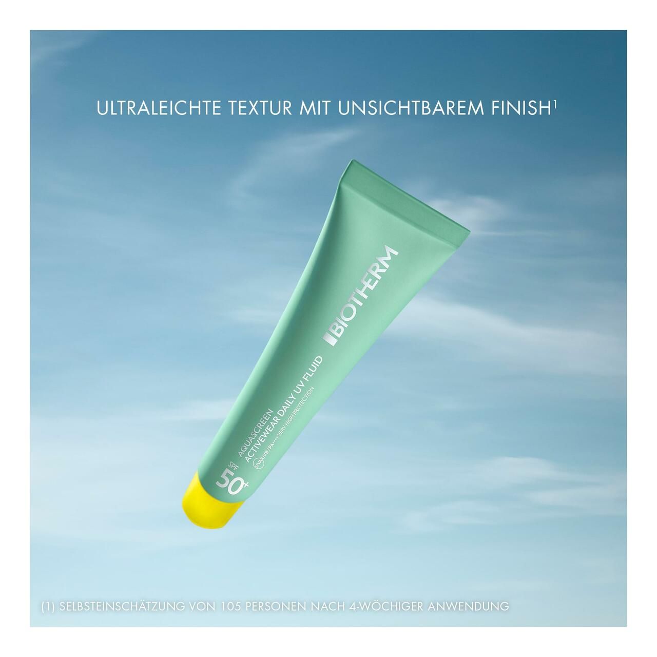 Tube im Flug. BIOTHERM Aquascreen Activewear Daily UV Fluid SPF 50+. Hintergrund Himmel.