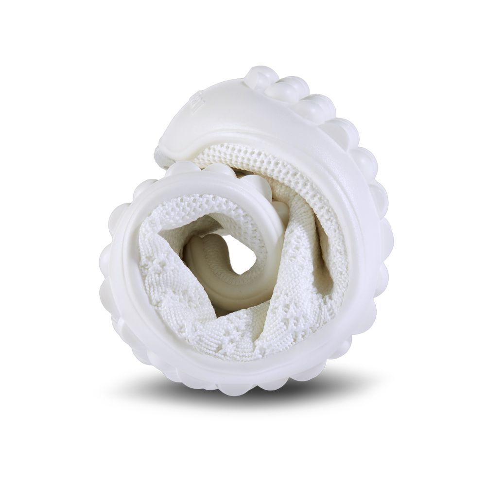 Weißer Barfußschuh, gefaltet. Mesh-Obermaterial, Sohle mit Noppen. Innenfutter sichtbar. Leguano-Logo.