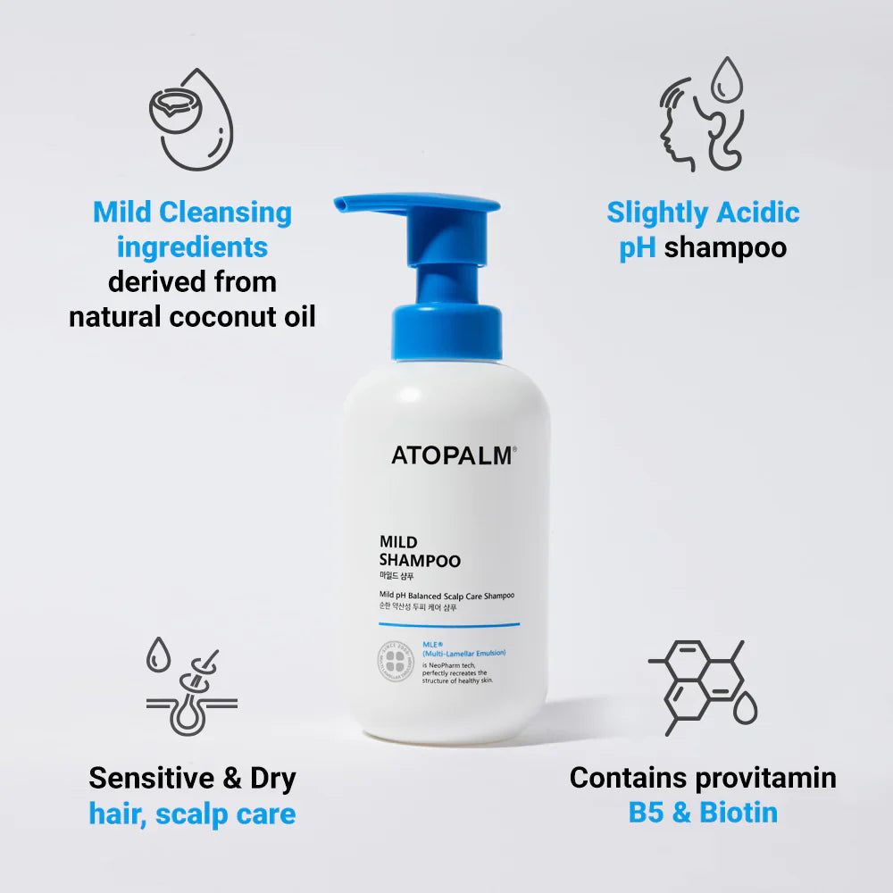 Produktflasche mit blauer Pumpe. Text: ATOPALM, MILD SHAMPOO. Grafiken zeigen Inhaltsstoffe und Eigenschaften: mild, pH-ausgeglichen.