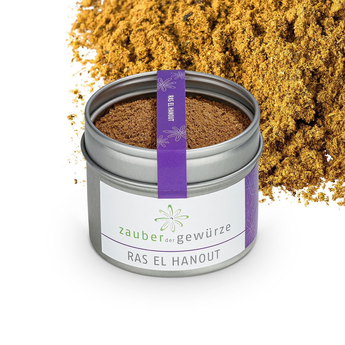Geöffnete Dose Ras el Hanout Gewürzmischung. Silberfarbene Dose, weißes Etikett mit Produktnamen und Logo. Lila Band mit Produktname, Gewürz daneben.