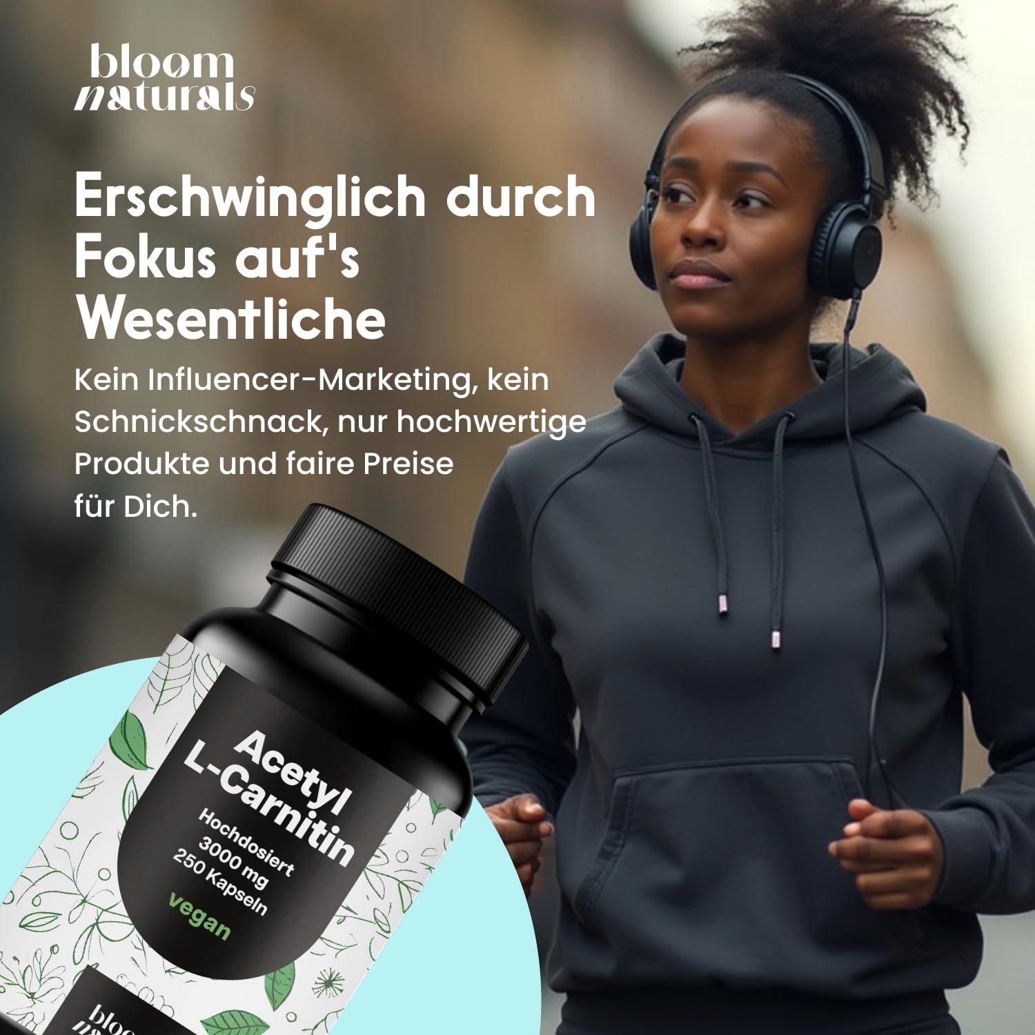 Frau mit Kopfhörern und Produktflasche. Text: Acetyl L-Carnitin, 250 Kapseln, vegan. Marke: bloom naturals.
