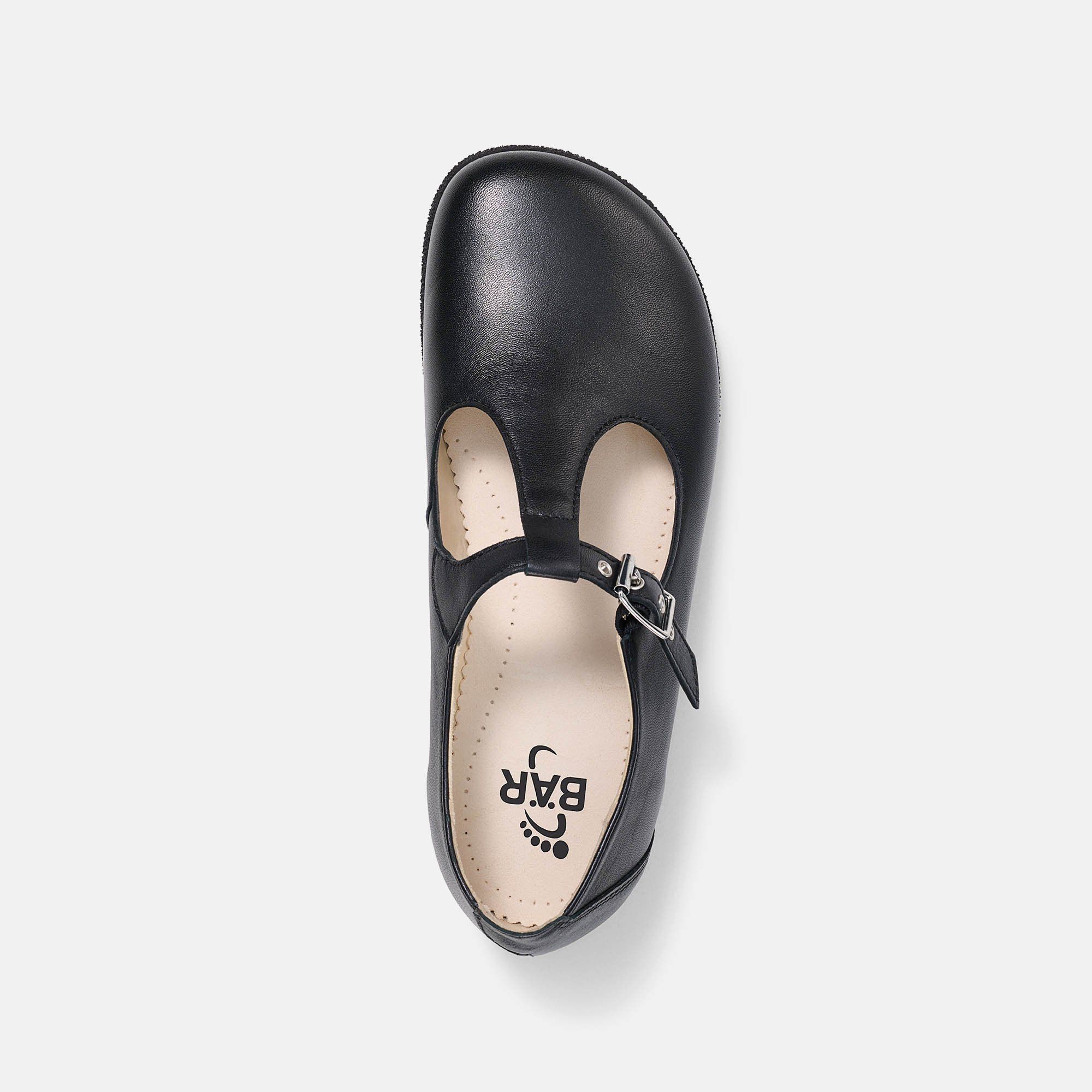 Schwarzer Slipper, Draufsicht. T-Riemen mit Schnalle. Innensohle mit Logo. Breiter Schnitt.
