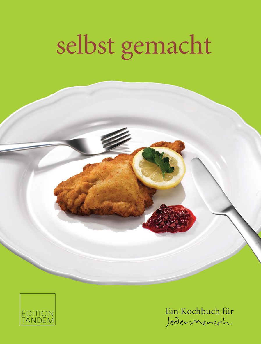 Weißer Teller mit Schnitzel, Zitrone, Preiselbeeren, Gabel und Messer. Titel: selbst gemacht. Text: Ein Kochbuch für Jedermann.