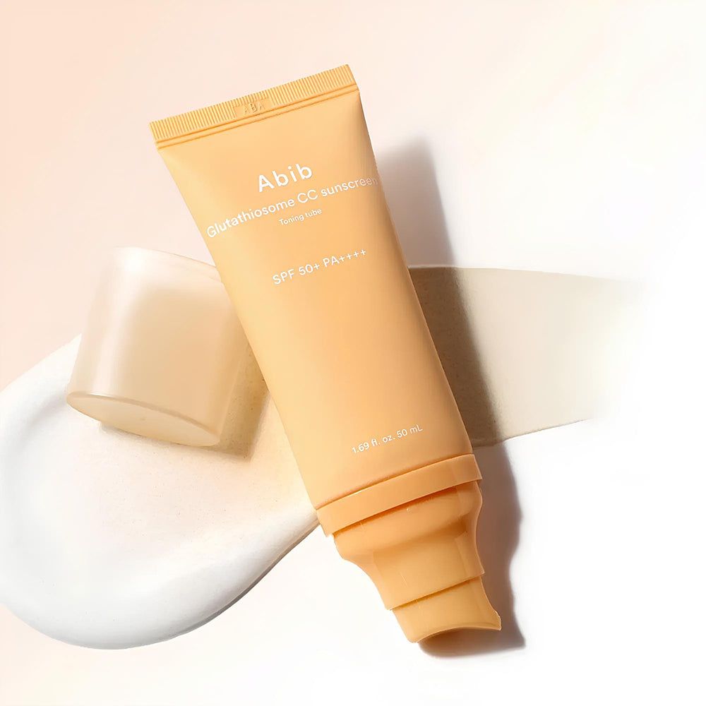 Abib Glutathiosome CC Sonnenschutz Tube, auf cremiger Unterlage.