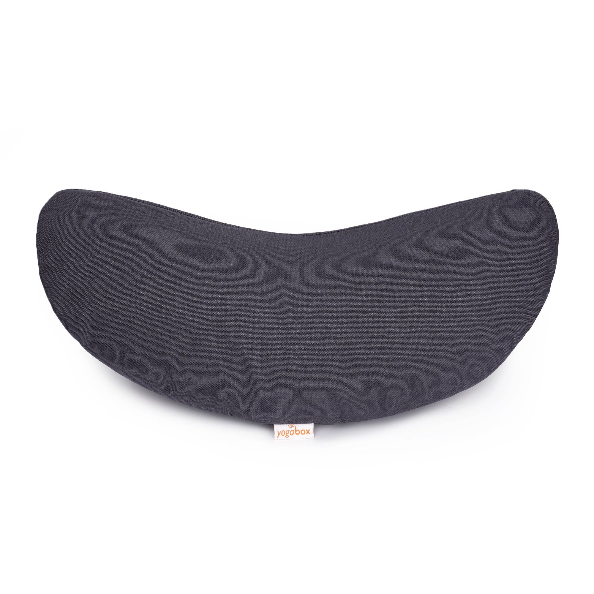 Graues Halbmond-Yogakissen mit kleinem orangefarbenem Logo-Etikett.
