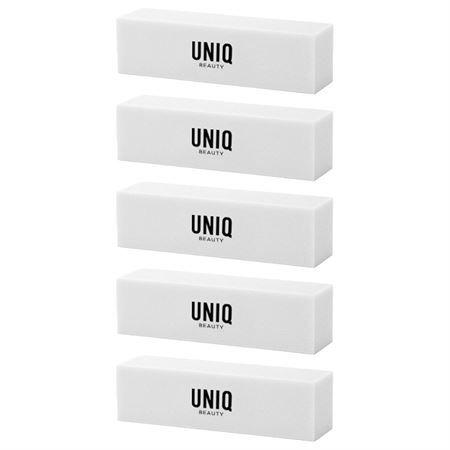 Fünf weiße Nagelbuffer mit schwarzem UNIQ BEAUTY Logo.