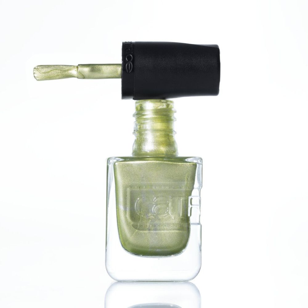 Ein Fläschchen hellgrüner Nagellack mit einem schwarzen Applikator und Pinsel.