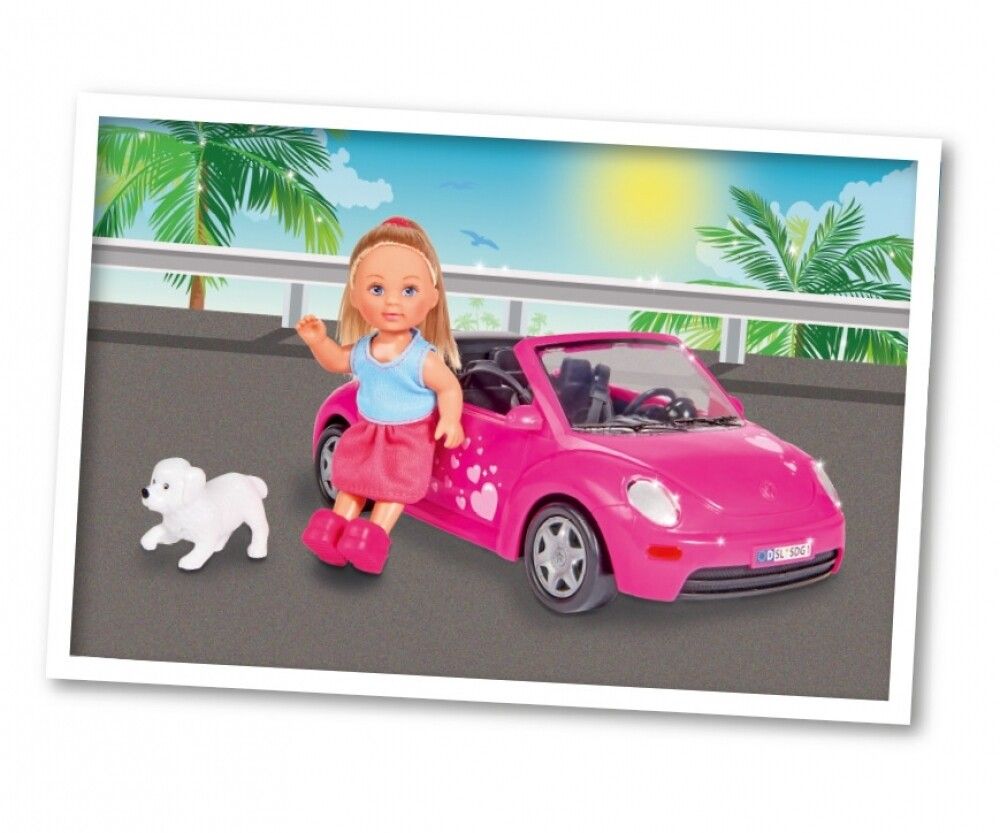 Rosa Spielzeugauto mit Puppe und Hund, vor Straßenkulisse. Puppe steht neben dem Auto. Weißer Rahmen.