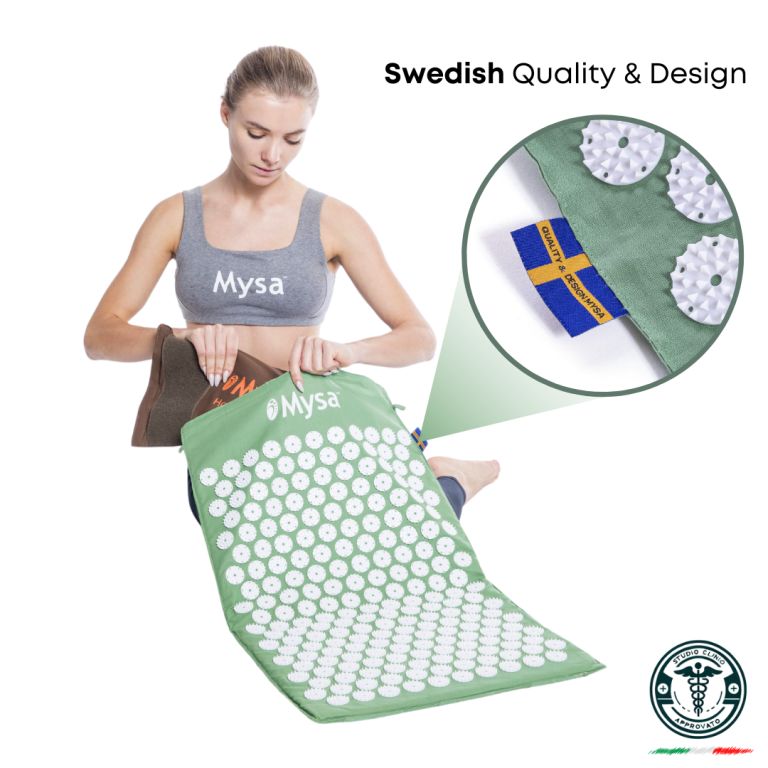 Grüne Akupressurmatte mit weißen Noppen. Frau hält eine Tasche mit dem Produkt. Schwedisches Design.