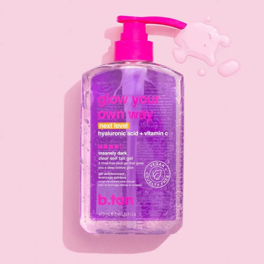 Produktflasche mit rosa Pumpe. Aufschrift: Glow Your Own Way Next Level. Vegan-Siegel. Gel-Tropfen daneben. 473 ml.