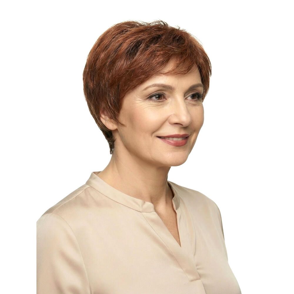 Kurzhaarperücke in Rotbraun. Dreiviertelansicht einer Frau mit Perücke und beigem Oberteil.