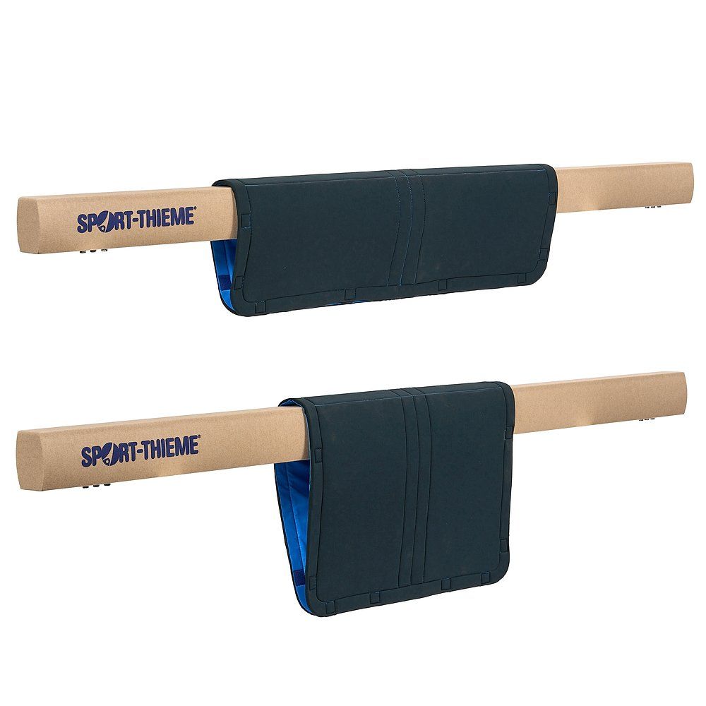 Zwei Auflagematten für Schwebebalken. Dunkelblau, mit blauer Innenseite. Auf Holzbalken mit Sport-Thieme-Logo.
