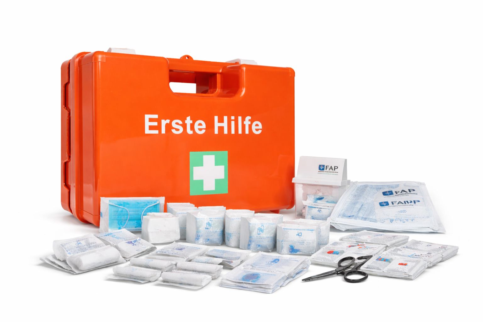 Orange Erste Hilfe Koffer mit Inhalt und Zubehör. Verbandsmaterial, Schere, etc. liegen daneben.