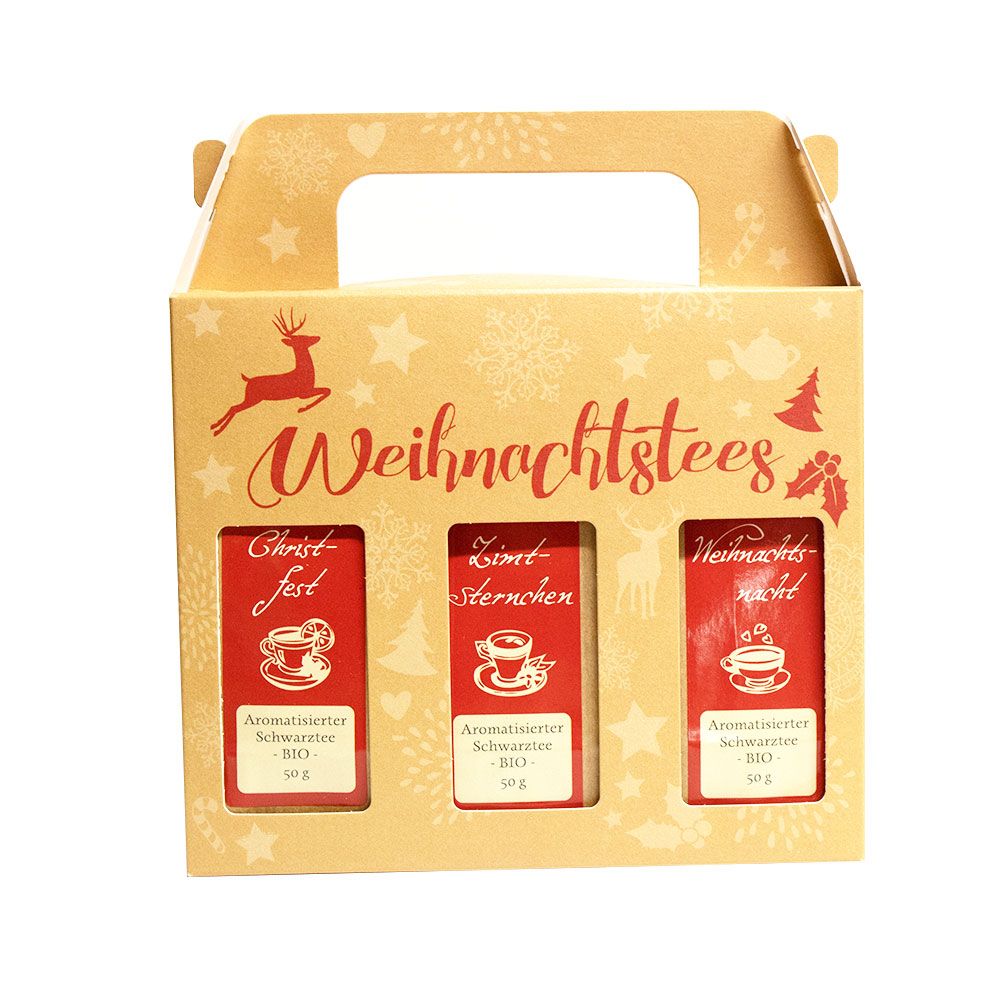 Geschenkbox mit drei Weihnachtsteesorten. Rote Etiketten mit Text und Illustrationen. Braune Box mit Griff.