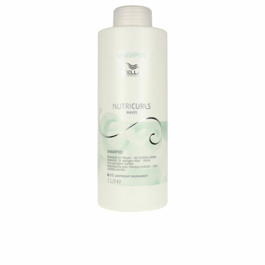 Weiße Shampoo-Flasche mit grünen Akzenten. Aufschrift: Nutricurls Waves, Shampoo. Wella-Logo. 1L.