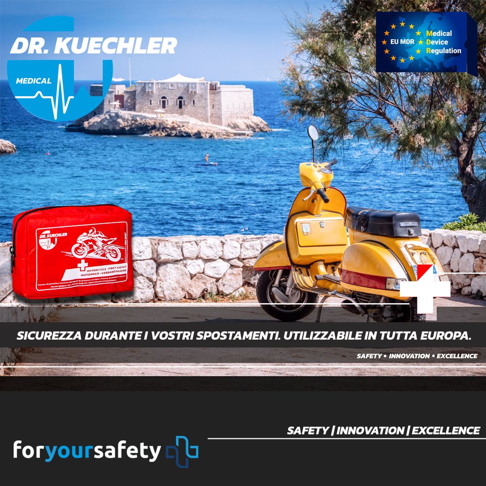 Gelbe Vespa neben Meer und Burg. Rote Erste-Hilfe-Tasche mit Logo. Text: Sicurezza durante i vostri spostamenti. Utilizzabile in tutta Europa.