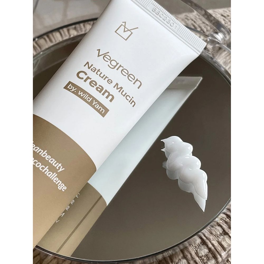 Creme-Tube und Creme-Strähne auf Spiegel. Schriftzug: Vegreen Nature Mucin Cream. Hashtags: #cleanbeauty, #anyecochallenge.