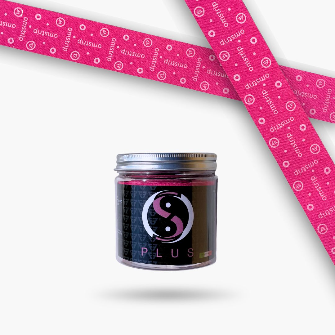 Glas mit Omstrip Plus. Pinkfarbene Tapes liegen daneben. Logo: Yin-Yang, Plus.