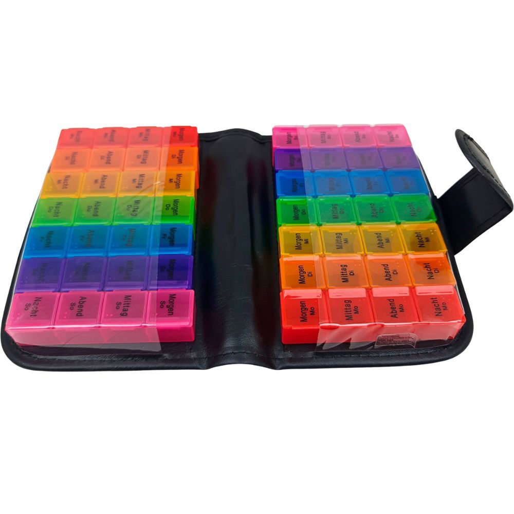 Geöffnetes schwarzes Etui mit Tablettenboxen. Mehrfarbige Tablettenfächer mit Beschriftung. Schnappverschluss.