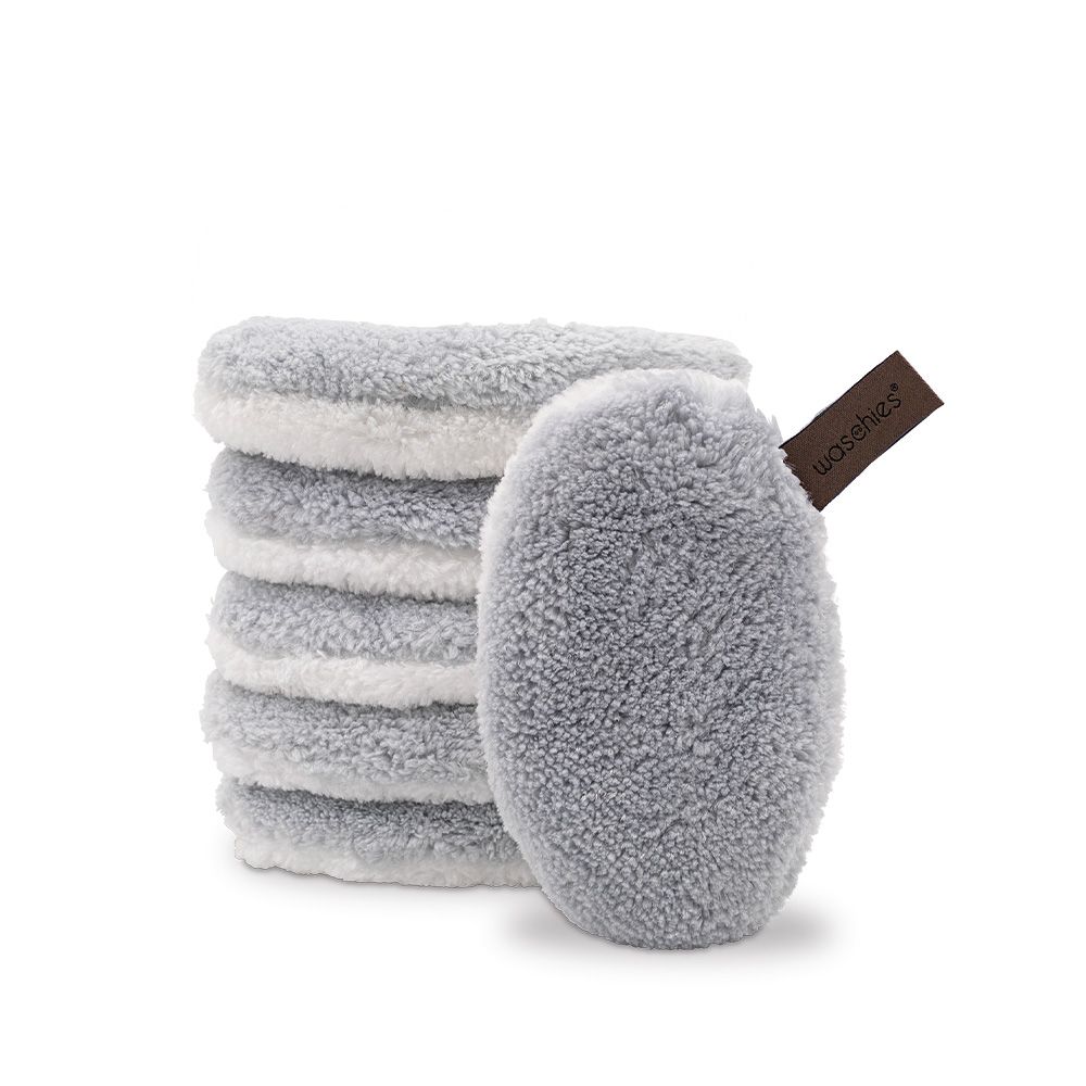 Graue Abschminkpads, gestapelt und einzeln. Ein Pad mit Label "waschies". Flauschiges Material, ovale Form.