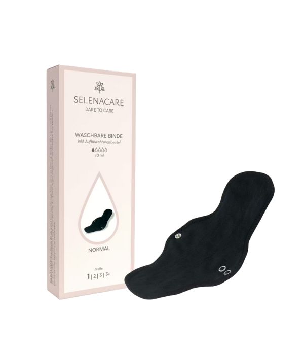 Schwarze, waschbare Binde neben Verpackung. Verpackung mit Logo und Produktinformationen. Binde mit Druckknöpfen und Logo.
