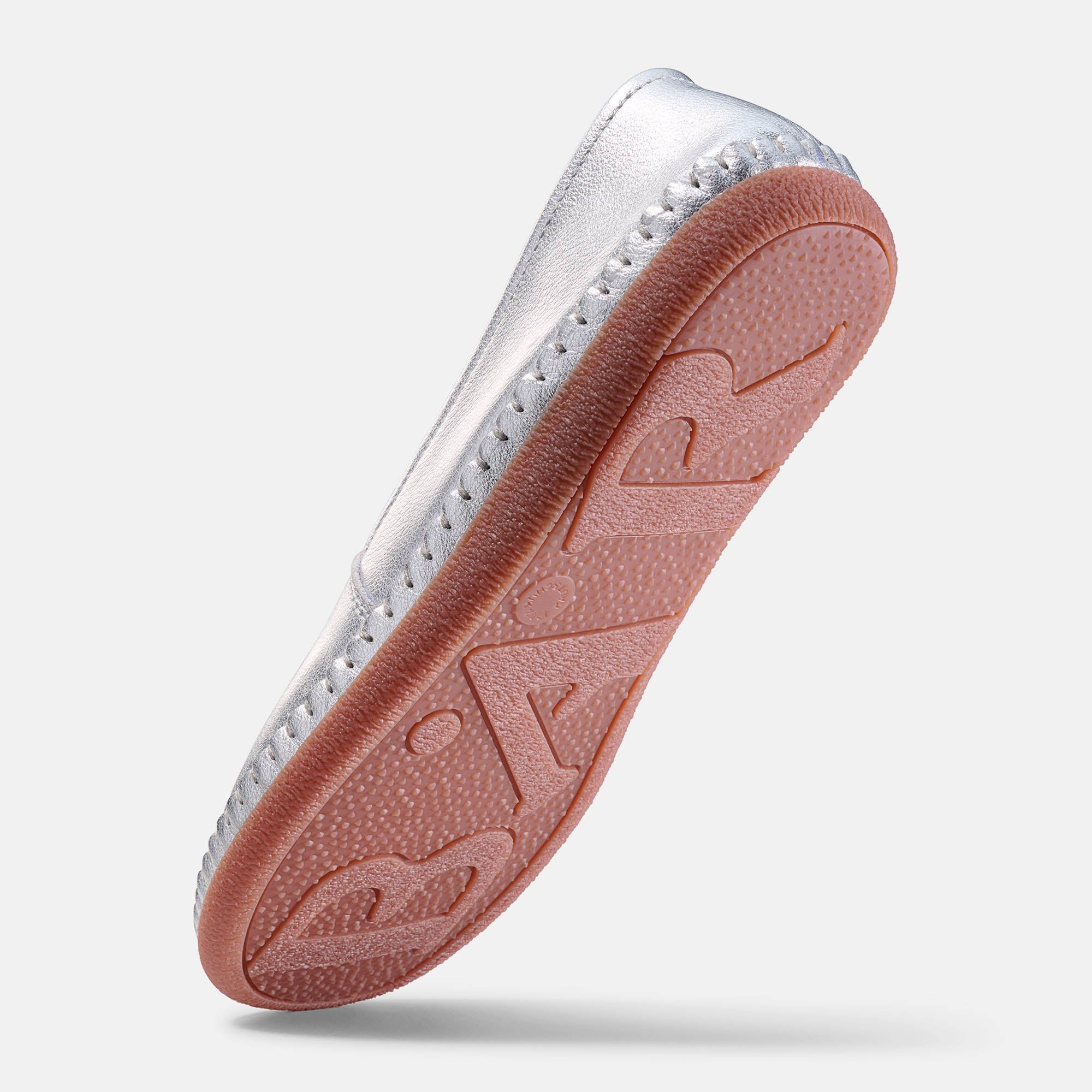 Sohle eines silbernen Slippers mit breiter Passform. Logo 'BÄR'.