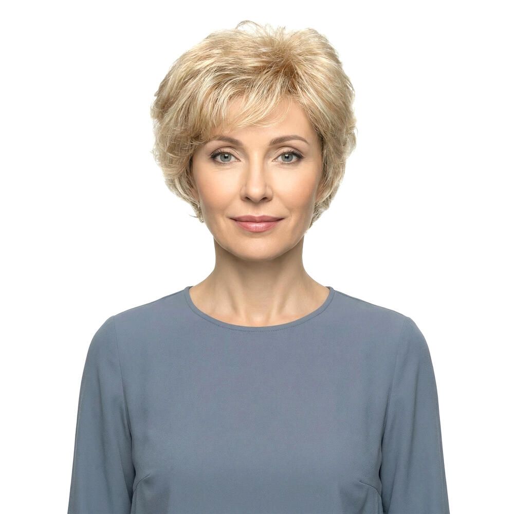 Kurzhaarperücke, blond, gewellt. Frau mit blauem Oberteil, Frontalansicht.