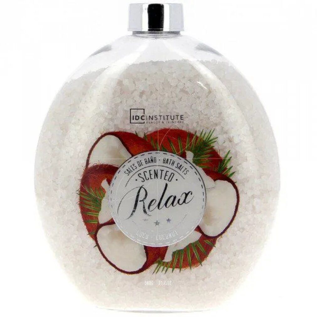 Klarer, ovaler Behälter mit weißen Badesalzen. Aufkleber mit Kokosnuss-Illustration und Schriftzug "Scented Relax".