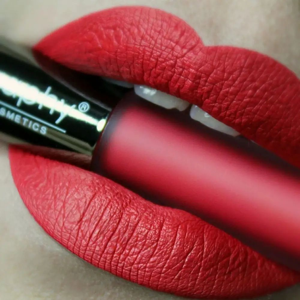 Mund mit rotem Lippenstift. Lippenstift-Applikator mit "bodyography"-Schriftzug wird in den Lippen gehalten.