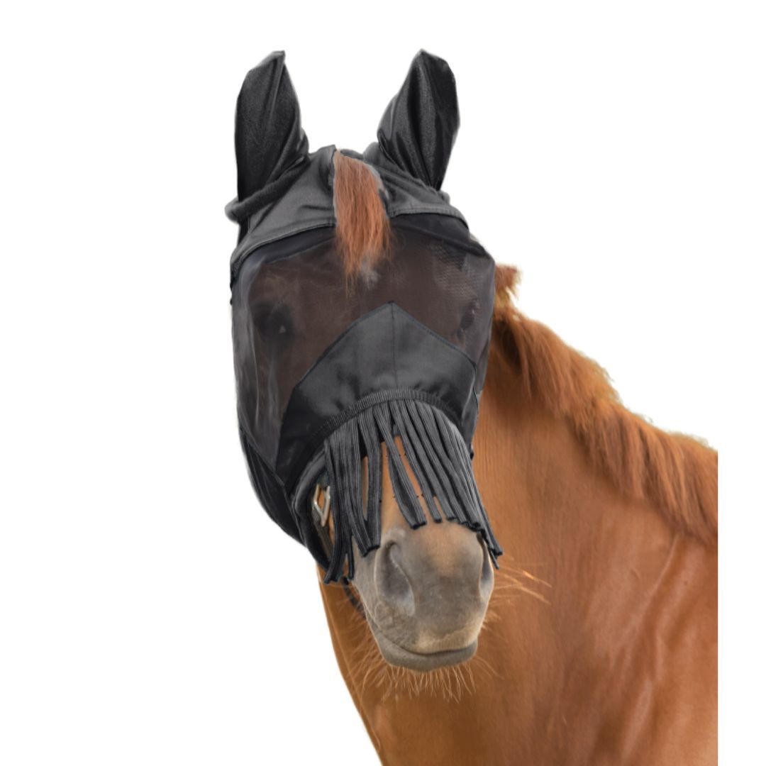 Schwarze Fliegenmaske mit Ohrenschutz und Fransen am Pferdekopf. Netzstoff im Gesichtsbereich.